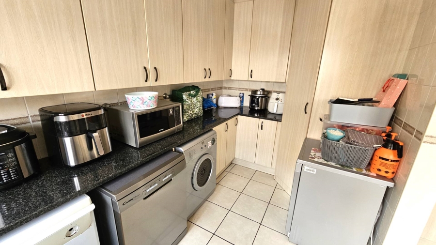 To Let 3 Bedroom Property for Rent in Meerhof North West